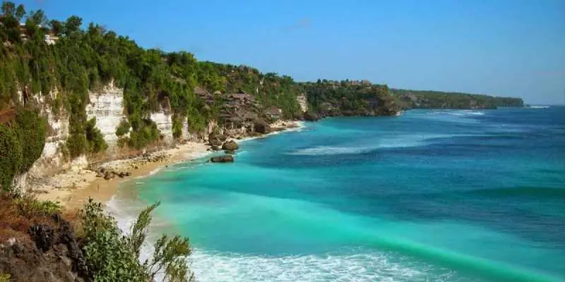 Pantai Dreamland, Surga Surfing dan Pemandangan Dramatis di Bali Selatan
