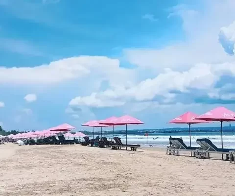 Petualangan Seru di Pantai Double Six, Bermain Ombak, Berjemur, dan Bersantai
