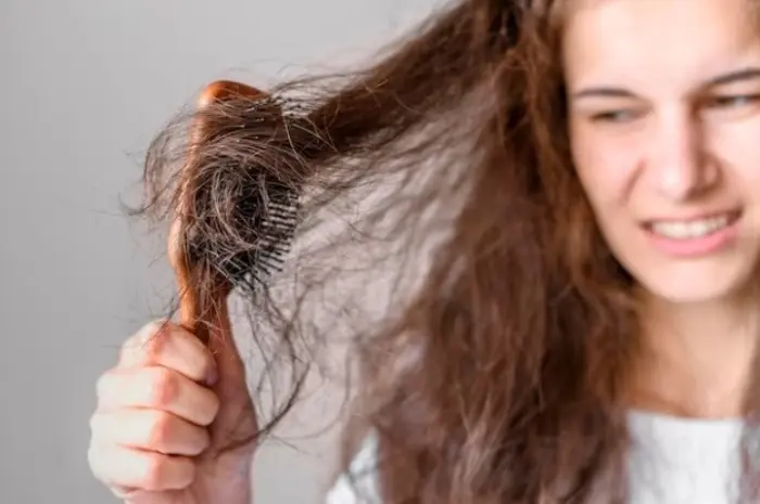 7 Cara Mengatasi Rambut Kering Tanpa Harus ke Salon