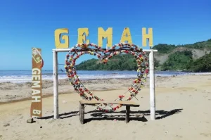 Pesona Pantai Gemah
